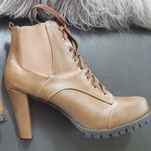 like New, Sz 8.5 sexy boot